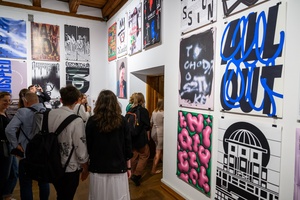 Wystawa: 5. Konfrontacje Plakatu Studenckiego - Publiczność oglądająca prezentowane na wystawie plakaty.