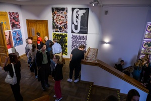 Wystawa: 5. Konfrontacje Plakatu Studenckiego - Publiczność oglądająca prezentowane na wystawie plakaty.