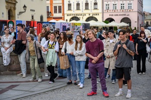 Wystawa: 5. Konfrontacje Plakatu Studenckiego - Publiczność słuchająca przemów podczas otwarcia na tarnowskim Rynku.