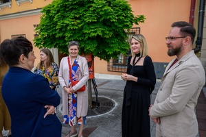 Wystawa: 5. Konfrontacje Plakatu Studenckiego - Pani Rektor Akademii Tarnowskiej dr hab. Małgorzata Kołpa, Martyna Wędzicka-Obuchowicz, dr hab. Bożena Groborz, Dominika Dąbek, Marcin Dąbek podczas rozmowy przed otwarciem.