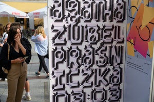 Wystawa: 5. Konfrontacje Plakatu Studenckiego - Publiczność oglądająca plakaty eksponowane na tarnowskim Rynku.