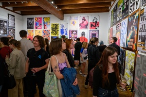 Wystawa: 5. Konfrontacje Plakatu Studenckiego - Publiczność oglądająca prezentowane na wystawie plakaty.