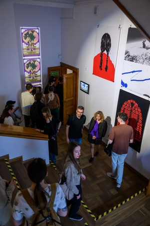 Wystawa: 5. Konfrontacje Plakatu Studenckiego - Publiczność oglądająca prezentowane na wystawie plakaty.