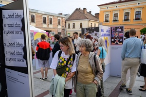 Wystawa: 5. Konfrontacje Plakatu Studenckiego - Publiczność oglądająca plakaty eksponowane na tarnowskim Rynku.