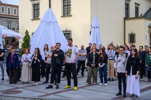 Wystawa: 5. Konfrontacje Plakatu Studenckiego - Publiczność słuchająca przemów podczas otwarcia na tarnowskim Rynku.