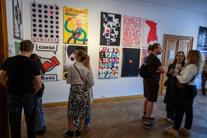 Wystawa: 5. Konfrontacje Plakatu Studenckiego - Publiczność oglądająca prezentowane na wystawie plakaty.