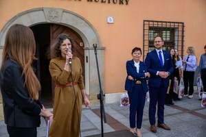 Wystawa: 5. Konfrontacje Plakatu Studenckiego - Pani Dziekan Wydziału Sztuki Agnieszka Bartak-Lisikiewicz przemawiająca podczas otwarcia wystawy przed budynkiem TCK.