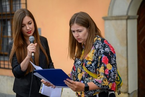 Wystawa: 5. Konfrontacje Plakatu Studenckiego - Joanna Tyborowska i Martyna Wędzicka-Obuchowicz odczytujące werdykt.