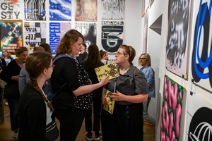 Wystawa: 5. Konfrontacje Plakatu Studenckiego - Publiczność oglądająca prezentowane na wystawie plakaty.