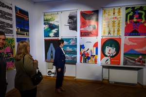 Wystawa: 5. Konfrontacje Plakatu Studenckiego - Pani Rektor AT dr hab. Małgorzata Kołpa oglądająca prezentowane na wystawie plakaty.