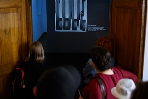 Wystawa: 5. Konfrontacje Plakatu Studenckiego - Publiczność oglądająca plakaty animowane.