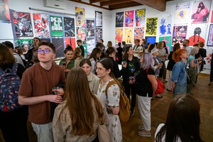 Wystawa: 5. Konfrontacje Plakatu Studenckiego - Publiczność oglądająca prezentowane na wystawie plakaty.