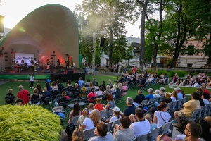 Koncert S.M.Rock - Publiczność podczas koncertu, w tle scena Amfiteatru, występ zespołu Red Minds.