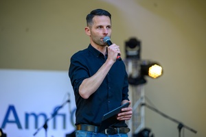 Koncert S.M.Rock - Rozpoczęcie koncertu, na scenie konferansjer Sebastian Szafarz.