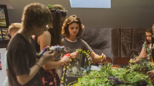 Wernisaż wystawy - Letnie Przesilenie - Pracownia Plastyczna TCK, otwarcie ekspozycji oraz wspólne wyplatanie wianków.