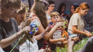 Wernisaż wystawy - Letnie Przesilenie - Pracownia Plastyczna TCK, otwarcie ekspozycji oraz wspólne wyplatanie wianków.