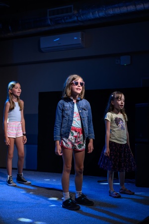 Owacje w Dom.Ku! - Na scenie DKW dzieci i młodzież występujący w spektaklu teatralno-muzycznym "Rzecz o dorastaniu"