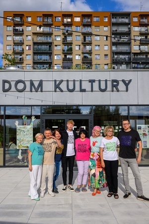 Owacje w Dom.Ku! - Zespół Domu Kultury przed budynkiem DKW od strony zachodniej
