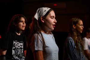 Owacje w Dom.Ku! - Na scenie DKW dzieci i młodzież występujący w spektaklu teatralno-muzycznym "Rzecz o dorastaniu"