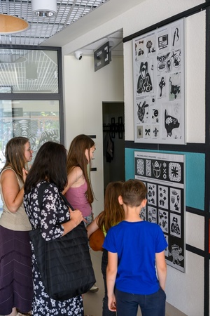 Owacje w Dom.Ku! - Publiczność w hallu Domu Kultury podziwiająca prace plastyczne podczas wernisażu