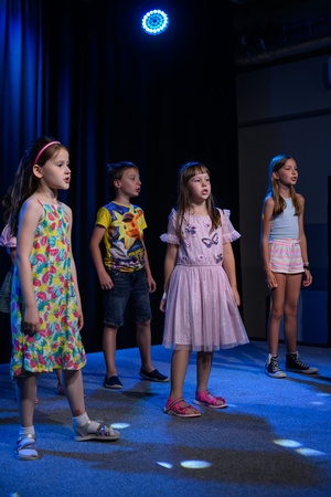 Owacje w Dom.Ku! - Na scenie DKW dzieci i młodzież występujący w spektaklu teatralno-muzycznym "Rzecz o dorastaniu"