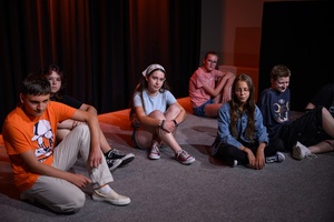 Owacje w Dom.Ku! - Na scenie DKW dzieci i młodzież występujący w spektaklu teatralno-muzycznym "Rzecz o dorastaniu"