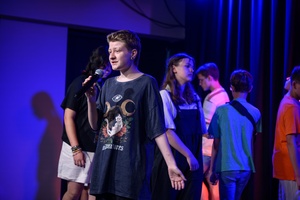 Owacje w Dom.Ku! - Na scenie DKW dzieci i młodzież występujący w spektaklu teatralno-muzycznym "Rzecz o dorastaniu"