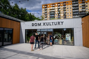 Owacje w Dom.Ku! - Publiczność przed wejściem do DKW