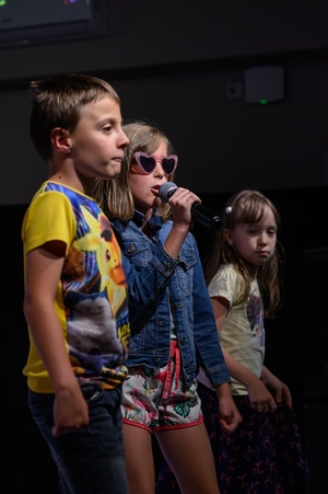 Owacje w Dom.Ku! - Na scenie DKW dzieci i młodzież występujący w spektaklu teatralno-muzycznym "Rzecz o dorastaniu"