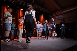 Owacje w Dom.Ku! - Na scenie DKW dzieci i młodzież występujący w spektaklu teatralno-muzycznym "Rzecz o dorastaniu"