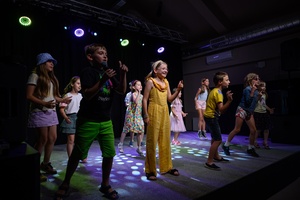 Owacje w Dom.Ku! - Na scenie DKW dzieci i młodzież występujący w spektaklu teatralno-muzycznym "Rzecz o dorastaniu"