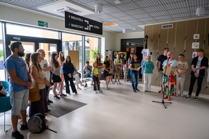 Owacje w Dom.Ku! - Publiczność w hallu Domu Kultury podziwiająca prace plastyczne podczas wernisażu