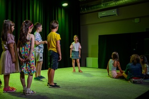 Owacje w Dom.Ku! - Na scenie DKW dzieci i młodzież występujący w spektaklu teatralno-muzycznym "Rzecz o dorastaniu"