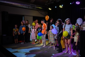 Owacje w Dom.Ku! - Na scenie DKW dzieci i młodzież występujący w spektaklu teatralno-muzycznym "Rzecz o dorastaniu"