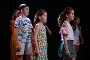 Owacje w Dom.Ku! - Na scenie DKW dzieci i młodzież występujący w spektaklu teatralno-muzycznym "Rzecz o dorastaniu"