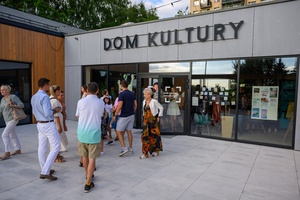 Owacje w Dom.Ku! - Publiczność przed wejściem do DKW od strony zachodniej