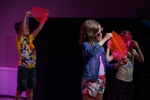 Owacje w Dom.Ku! - Na scenie DKW dzieci i młodzież występujący w spektaklu teatralno-muzycznym "Rzecz o dorastaniu"