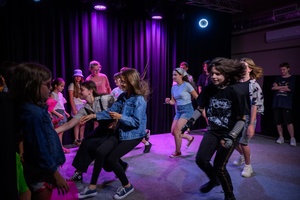 Owacje w Dom.Ku! - Na scenie DKW dzieci i młodzież występujący w spektaklu teatralno-muzycznym "Rzecz o dorastaniu"