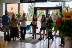 Owacje w Dom.Ku! - Publiczność w hallu Domu Kultury podziwiająca prace plastyczne podczas wernisażu