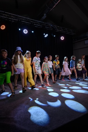 Owacje w Dom.Ku! - Na scenie DKW dzieci i młodzież występujący w spektaklu teatralno-muzycznym "Rzecz o dorastaniu"