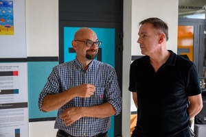 Owacje w Dom.Ku! - W hallu DKW od lewej: Marcin Sobczyk - dyrektor Wydziału Kultury i Tomasz Kapturkiewicz - dyrektor TCK