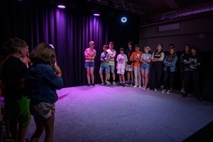 Owacje w Dom.Ku! - Na scenie DKW dzieci i młodzież występujący w spektaklu teatralno-muzycznym "Rzecz o dorastaniu"