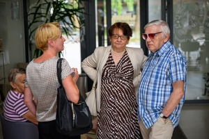 Owacje w Dom.Ku! - Publiczność w hallu Domu Kultury podziwiająca prace plastyczne podczas wernisażu