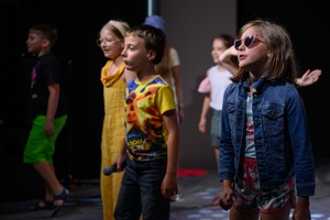 Owacje w Dom.Ku! - Na scenie DKW dzieci i młodzież występujący w spektaklu teatralno-muzycznym "Rzecz o dorastaniu"