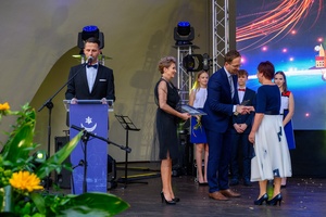 ZDEARZENIA 2024 - Gala Nagród Miasta Tarnowa - Na scenie od lewej: konferansjer Sebastian Szafarz oraz prezydent Jakub Kwaśny i przewodnicząca Rady Miasta Małgorzata Mękal wręczający nagrodę w dziedzinie kultury