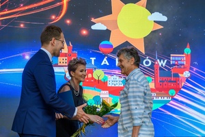 ZDEARZENIA 2024 - Gala Nagród Miasta Tarnowa - Na scenie  prezydent Jakub Kwaśny, przewodnicząca Rady Miasta Małgorzata Mękal wręczający stypendia artystyczne