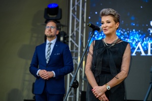 ZDEARZENIA 2024 - Gala Nagród Miasta Tarnowa - Na scenie od lewej: prezydent Jakub Kwaśny, przewodnicząca Rady Miasta Małgorzata Mękal przemawiąjąca do publiczności
