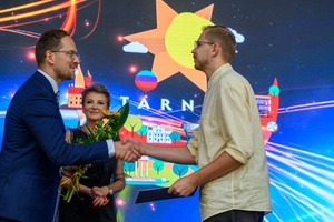 ZDEARZENIA 2024 - Gala Nagród Miasta Tarnowa - Na scenie  prezydent Jakub Kwaśny, przewodnicząca Rady Miasta Małgorzata Mękal wręczający stypendia artystyczne