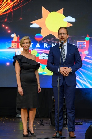 ZDEARZENIA 2024 - Gala Nagród Miasta Tarnowa - Na scenie od lewej: zastępca prezydenta Agnieszka Kawa, prezydent Jakub Kwaśny