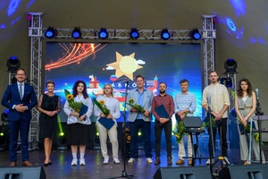 ZDEARZENIA 2024 - Gala Nagród Miasta Tarnowa - Na scenie  tegoroczni stypendyści